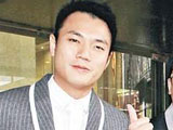 富商非礼男艺人拍裸照 逼当男妓取悦富婆